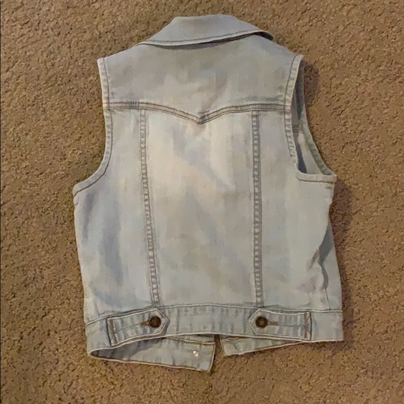 Sleeveless light denim vest. - Picture 3 of 3